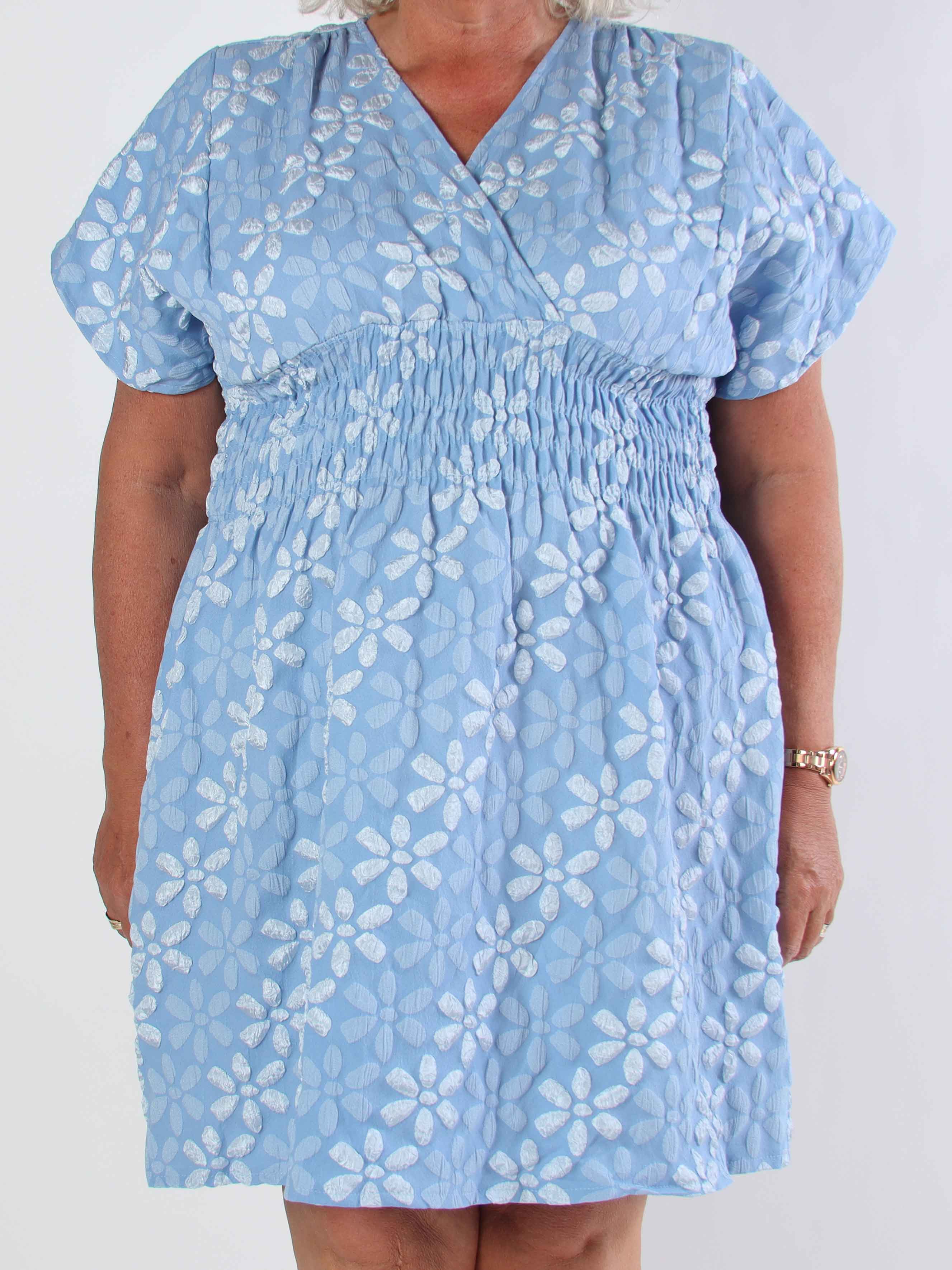 Pams Bloom Short - Feminin plus size kjole med blomstermotiver